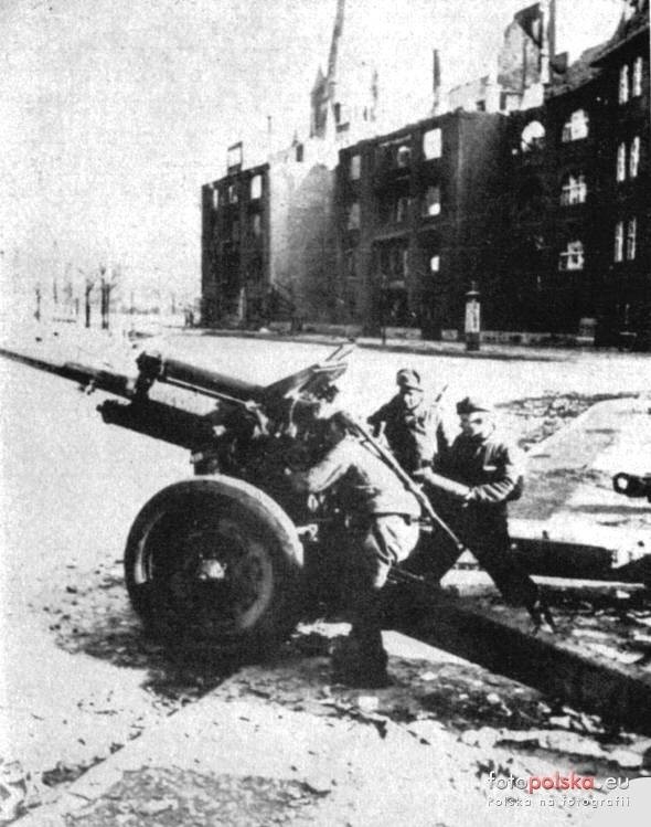 Radzieckie działo strzela w kierunku ul. Powstańców...