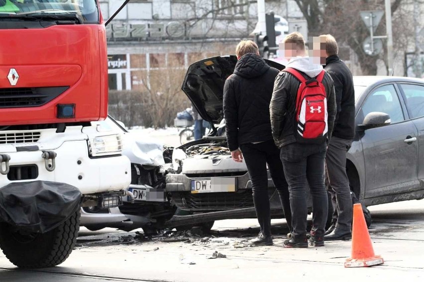 Wypadek na skrzyżowaniu przy placu Orląt Lwowskich