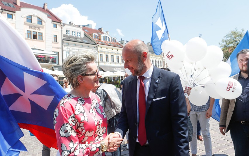 Konrada Fijołka wsparli znani polscy samorządowcy. Przed...