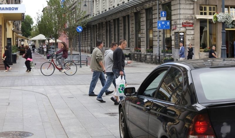 Na reprezentacyjnym odcinku ul. Piotrkowskiej (od pl....