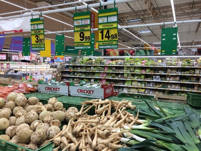 Cena pietruszki buje kolejne rekordy. W najtańszych dyskontach dochodzi nawet do 20 zł za 1 kg