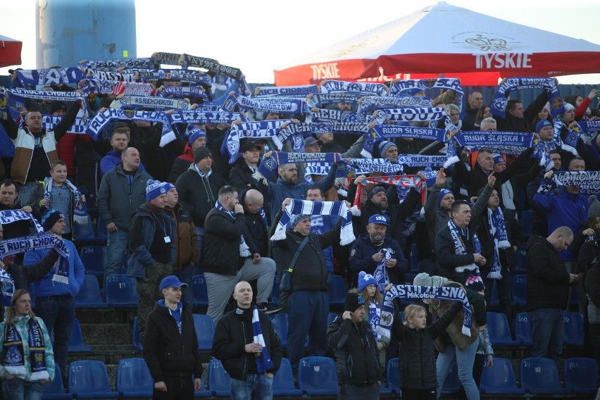 12.03.2022. Kibice na meczu Ruch Chorzów - Pogoń Grodzisk...