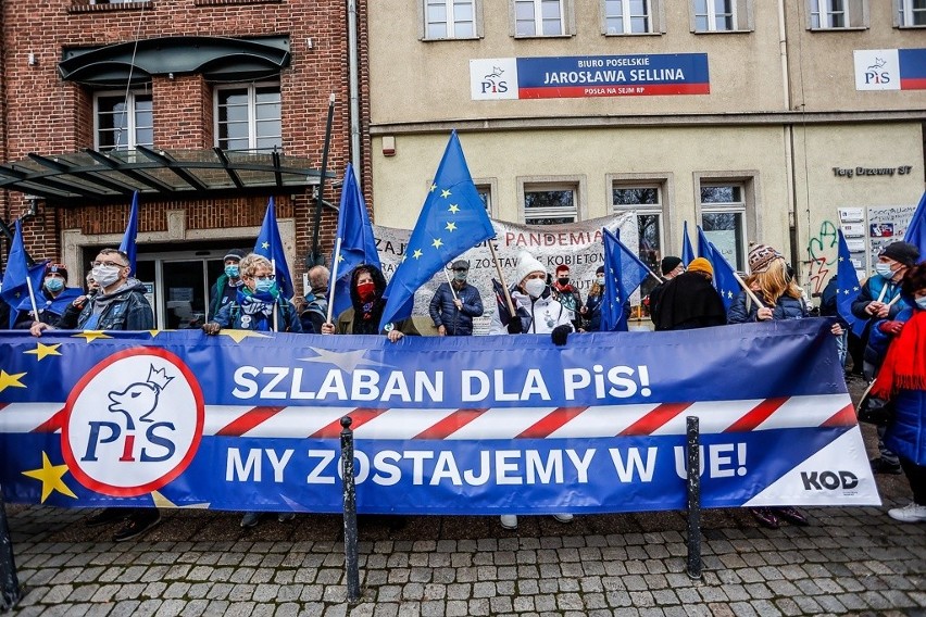 "Zostajemy w Europie! Jesteśmy Europejczykami!" Protest na ulicach Gdańska 5.12.2020. Hasła przeciw rządom i decyzjom Zjednoczonej Prawicy
