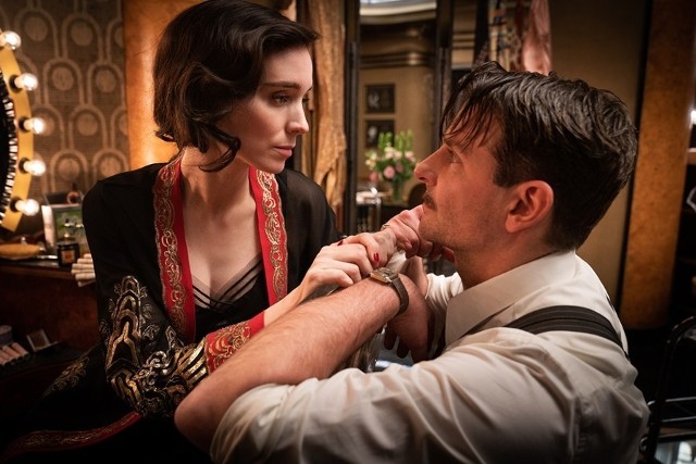 Rooney Mara i Bradley Cooper w scenie z filmu „Zaułek koszmarów” Guillermo del Toro