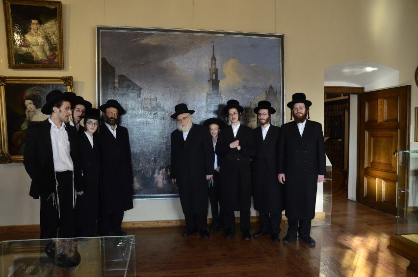 Rabini podczas wizyty w Muzeum Historii Miasta Poznania w...