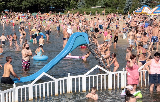 Upalna pogoda na koniec wakacji wyciągnęła ludzi nad wodę. W niedzielne popołudnie gościliśmy na plaży "Delfin". Na plażach zrobiło się tłoczno i na parkingach też. Kłopoty z przemieszczaniem rozładowywali policjanci z drogówki.