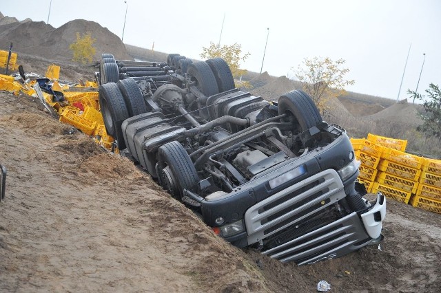 Kierujący scanią zjechał na przeciwległy pas ruchu i wpadł do rowu