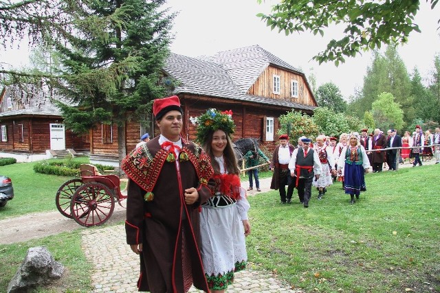 W rolę młodej pary wcielili się uczniowie: Weronika Miernik i Piotr Szczepanik. Za nimi szedł kolorowy korowód weselnych gości.