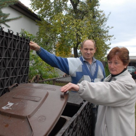 - Mamy specjalnym pojemnik, w którym umieściliśmy kubły na śmieci, nic z nich nie śmierdzi - zapewniają Jadwiga i Władysław Nowakowie.