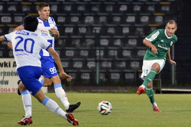 Piłkarze Olimpii (w zielonej koszulce Marcin Smoliński) doczekali się ligowego zwycięstwa w tym sezonie
