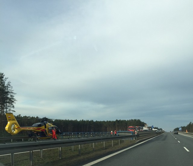 Do wypadku doszło w sobotę po godzinie 11.00 na 230 km autostrady A4 w kierunku Katowic. Droga była zablkowana przez killkadziesiat minut.