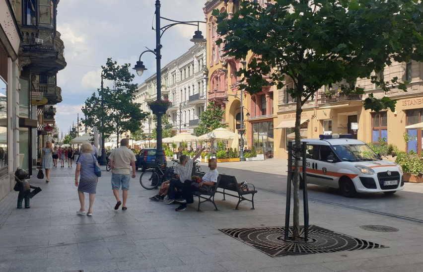 Tuż obok grupy żuli przejechał patrol straży miejskiej na...