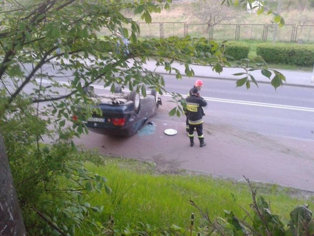 7 maja na ulicy Kaszubskiej w Miastku kierowca rozpędzonego BMW stracił panowanie nad pojazdem i dachował.