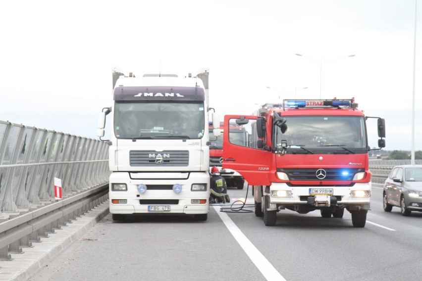 Wrocław: Pożar ciężarówki na AOW. Są utrudnienia [ZDJĘCIA]