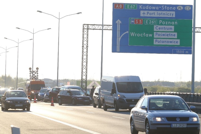 Karambol 7 aut na AOW. Znów były potężne korki (ZDJĘCIA)