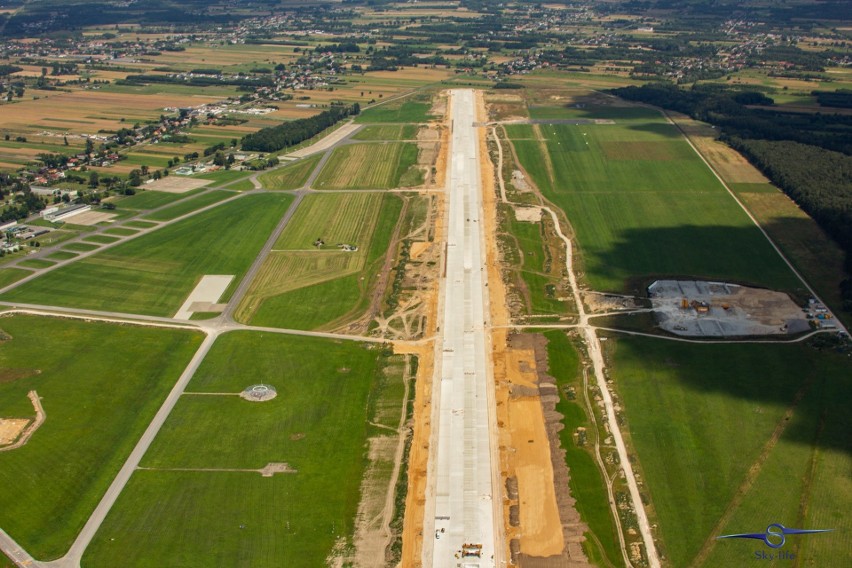 Są chętni do budowy ważnych obiektów Portu Lotniczego Warszawa - Radom. Zobacz nowe zdjęcia budowy wykonane z motolotni i z drona