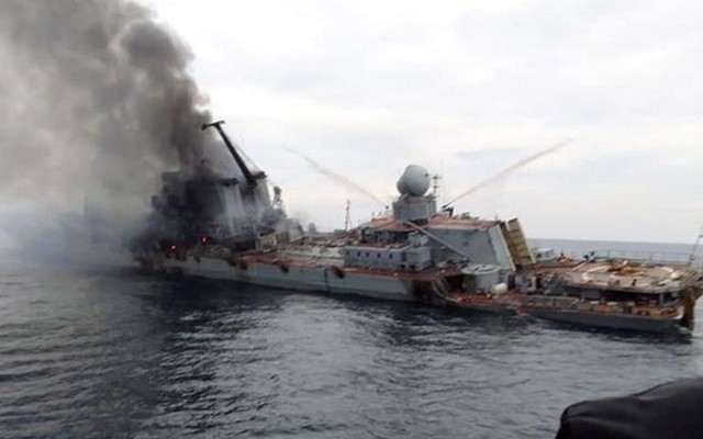 Ostatnie chwile dumy Rosjan czyli krążownik "Moskwa" przed zatonięciem.
