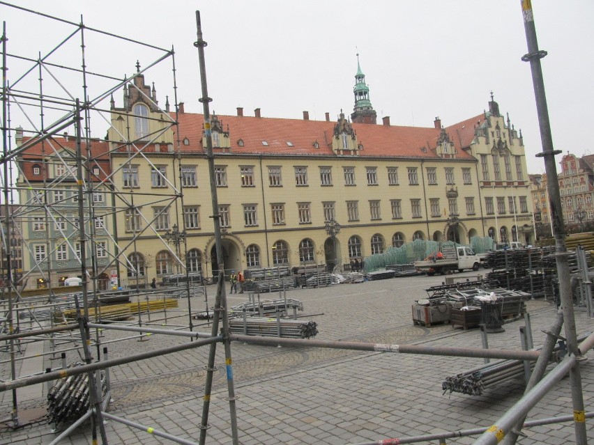 Po raz 8 trwa stawianie sceny sylwestrowej na wrocławskim Rynku (ZDJĘCIA)