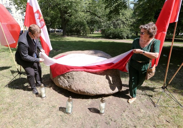 Przy głazie upamiętniającym bohaterskiego pułkownika Kuklińskiego. Stoją od lewej Henryk Michałowski, pomysłodawca, z-ca przewodniczącego Stowarzyszenia Kontra - 2000, Małgorzata Gwiazdowska, miejski konserwator zabytków i Bożena Specjalna, sekretarz stowarzyszenia.