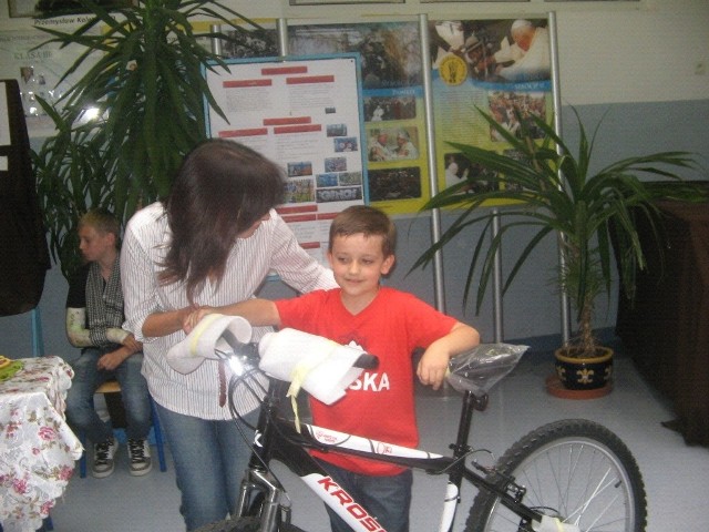 Maciej Murawski, uczeń Zespołu Szkół Integracyjnych w Radomiu, odbiera markowy rower, jako nagrodę w akcji "Warto być dobrym&#8221;.