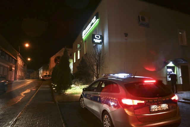 (pij)Do napadu na bank doszło w piątek, 11 grudnia. Bandyci podjechali pod Bank Spółdzielczy w Nowogrodzie volkswagenem golfem. Byli uzbrojeni. Informację o zdarzeniu potwierdza nadkom. Małgorzat Stanisławska, rzeczniczka zielonogórskiej policji. – Napadu dokonały dwie osoby – informuje. Jak wynika z pierwszych ustaleń, mężczyźni pod Bank Spółdzielczy podjechali volkswagenem golfem. Do placówki weszli zamaskowani. – Jak wynika z relacji pracowników banku, mieli przedmiot przypominający broń – mówi nadkom. Stanisławska. Bronią sterroryzowali obsługę banku i z kas zabrali gotówkę. Ile ukradli? Tego nikt nie zdradza.Natychmiast po dokonaniu napadu bandyci wsiedli do samochodu i odjechali. Zarejestrowały to kamery monitorujące obiekt. Zielonogórska policja poszukuje rabusiów. – Zostały między innymi wprowadzone na drogach posterunki blokadowe – mówi nadkom. Stanisławska. W banku policjanci zabezpieczają ślady pozostawione przez bandytów.