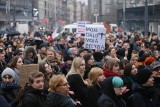 Czarny Piątek w Katowicach: Spektakularny protest kobiet przeciwko zaostrzeniu prawa do aborcji. Szczuka: Zrobimy Wam jesień średniowiecza