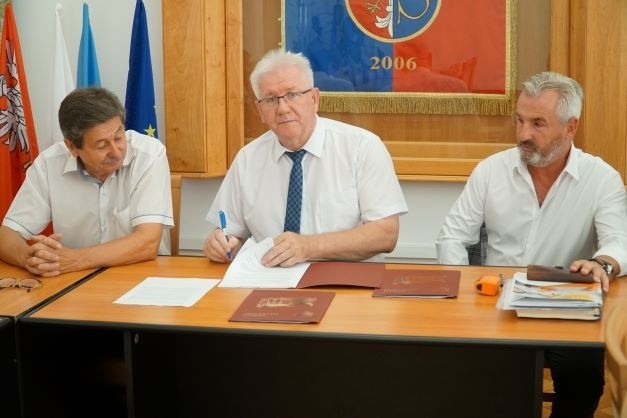 Umowę podpisali. od lewej: Waldemar Urbański - wicestarosta, Stefan Bernaciak - starosta zwoleński oraz Dariusz Wziątek - ZR-B "Skoczek".