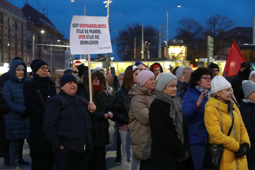 Po decyzji prokuratury, wiec poparcia dla ginekolg ze Szczecina. Prokuratura prowadzi śledztwo 