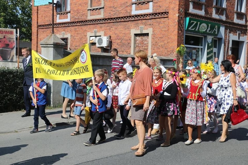 Dożynki w Koszęcinie 2018. Przemarsz korowodu ulicami miejscowości i występy sceniczne ZDJĘCIA