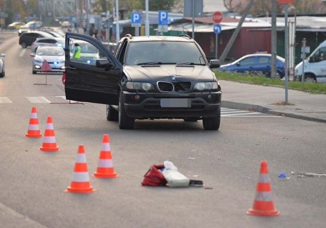 Do zdarzenia doszło w środę po godz. 16 na ul. Sportowej w Przemyślu. Kierujący BMW potrącił kobietę. Pogotowie ratunkowe zabrało poszkodowaną pieszą do szpitala. Na miejscu wypadku pracuje policyjna grupa dochodzeniowo-śledcza.Aktualizacja, godz. 20.04- Ze wstępnych ustaleń wynika, że kierujący zatrzymali się przed przejściem dla pieszych, w tym czasie kierujący BMW, 20-letni przemyślanin ominął te pojazdy z lewej strony, przejechał przez powierzchnię wyłączoną, a następnie uderzył w przechodzącą przez przejście kobietę - powiedziała podkom. Marta Fac z KMP w Przemyślu.52-letnia mieszkanka Przemyśla doznała poważnych obrażeń ciała. 20-latek był trzeźwy, policjanci zatrzymali mu prawo jazdy. Funkcjonariusze ustalają dokładne okoliczności zdarzenia.