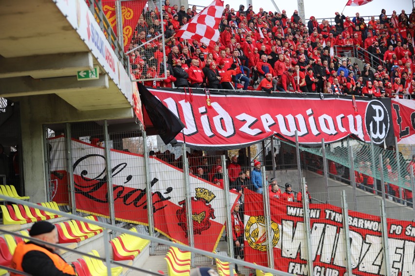 Liczna grupa kibiców Widzewa Łódź wspierała swój zespół dopingiem w meczu na Suzuki Arenie w Kielcach