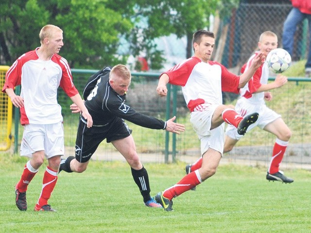 Piłkarze Rasela (biało-czerwone stroje) w sobotę byli za mocni dla Leśnika. 