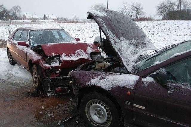 We wtorek przed godziną 7 doszło do kolizji w okolicy miejscowości Krupin. Na łuku drogi zderzył się czołowo dwa auta osobowe audi i mazda.