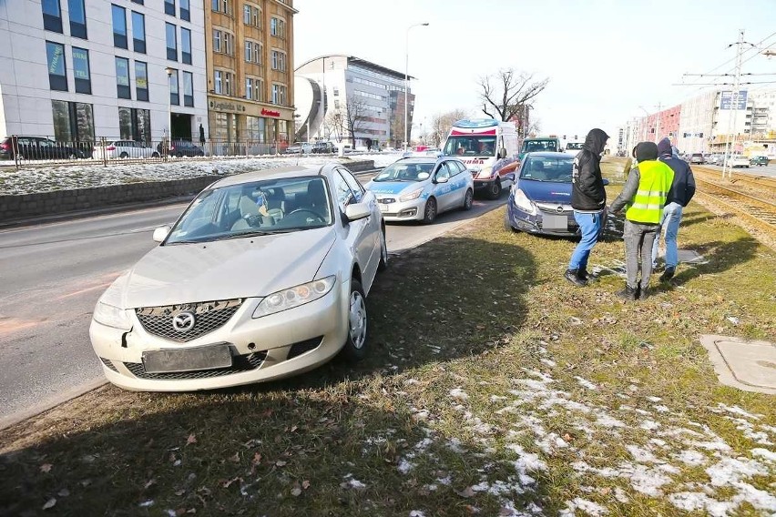 Karambol na Legnickiej koło Magnolii Park. Kobietę oślepiło słońce