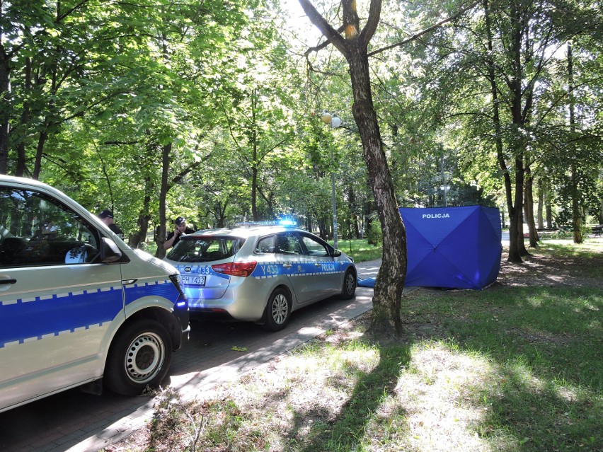 Ostrołęka. W parku znaleziono zwłoki mężczyzny. Na miejscu pracuje policja