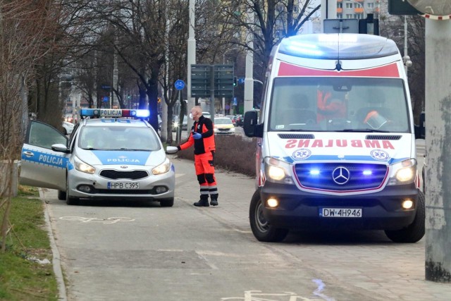 Policyjny patrol dzielnicowych z Bydgoszczy uratował życie mężczyzny, który zasłabł na chodniku. Jak się okazało w szpitalu był zarażony koronawirusem