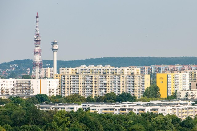 Najwyższa z Wież RTV na poznańskim Piątkowie ma wysokość 127 metrów. Musi mieć specjalne oznaczenie świetlne, po to aby nie stanowiły zagrożenia dla obiektów powietrznych.