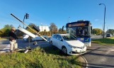 Wypadek w Bydgoszczy. Autobus zderzył się z osobówką. Taksówka wymusiła pierwszeństwo [zdjęcia]