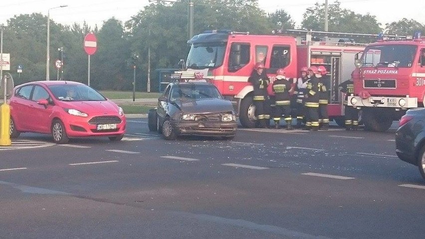 Kraków. Zderzenie aut przy al. Pokoju [ZDJĘCIA]