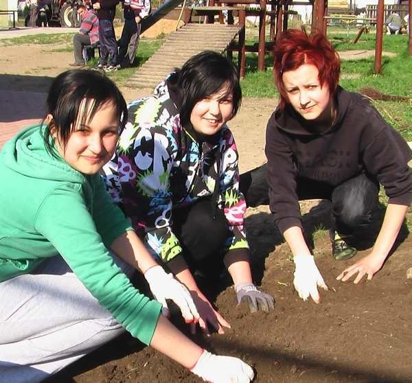 Za nowy skalniak przed klubem w Mielęcinie odpowiadały (od lewej) Anna Lalak, Kornelia Kowalska i Katarzyna Prokopiak