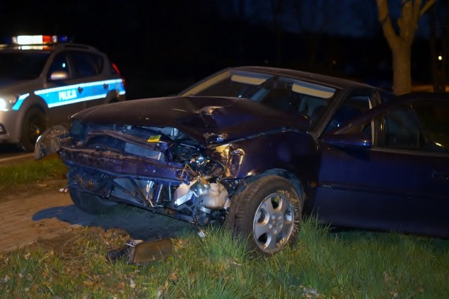 Do zdarzenia doszło w niedzielę wieczorem.Kierująca samochodem osobowym Opel Vectra, nie zachowała ostrożności podczas pokonywania łuku dogi w miejscowości Lubuczewo. Zjechała z drogi, złapała pobocze, uderzyła w przydrożne drzewo bokiem samochodu. Siła uderzenia była tak duża, że urwała tylne koło. Pogotowie odwiozło poszkodowaną do szpitala na badania.