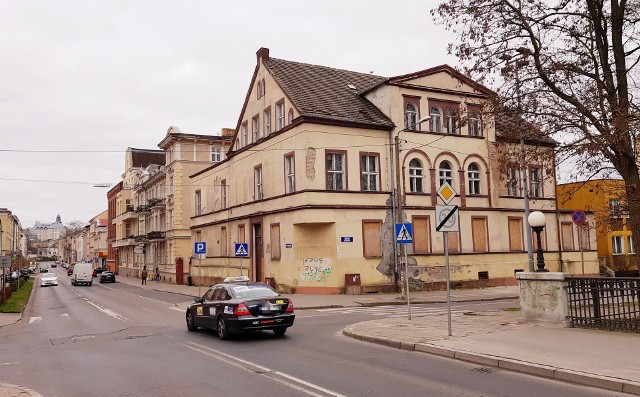 Budynek na przeciw pięknie odrestaurowanego budynku starostwa tuż obok sądu rejonowego zawstydza swoim stanem, ale i realnie zagraża bezpieczeństwu przechodniów.