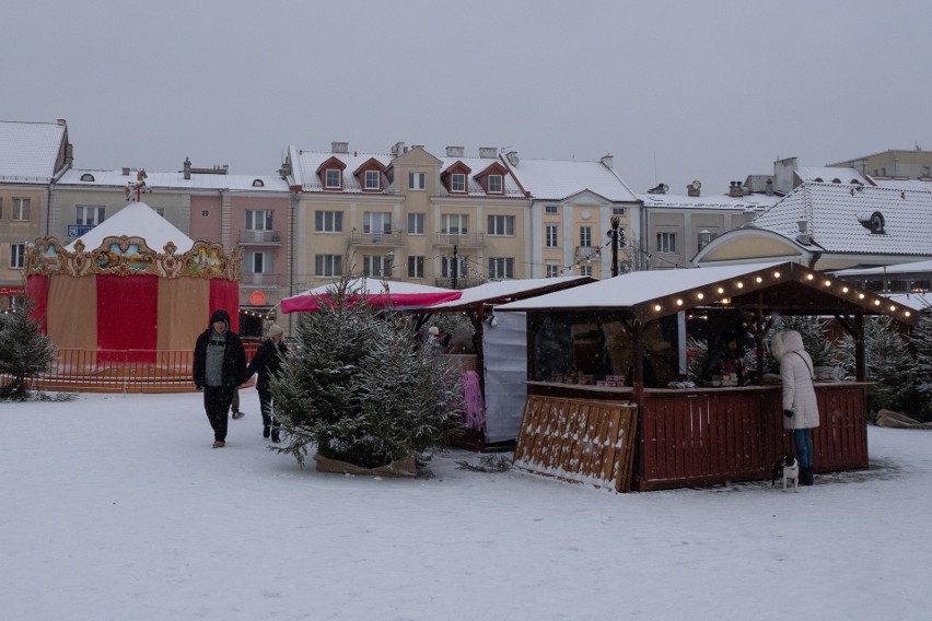 Jarmark Świąteczny w Białymstoku. Stoiska i kolorowe iluminacje wypełniły Rynek Kościuszki (zdjęcia)