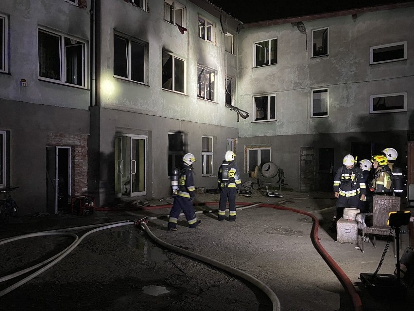 W Jankowicach k. Rybnika wybuchł groźny pożar.  Kilkanaście osób ewakuowanych. Zatrzymano podpalacza?