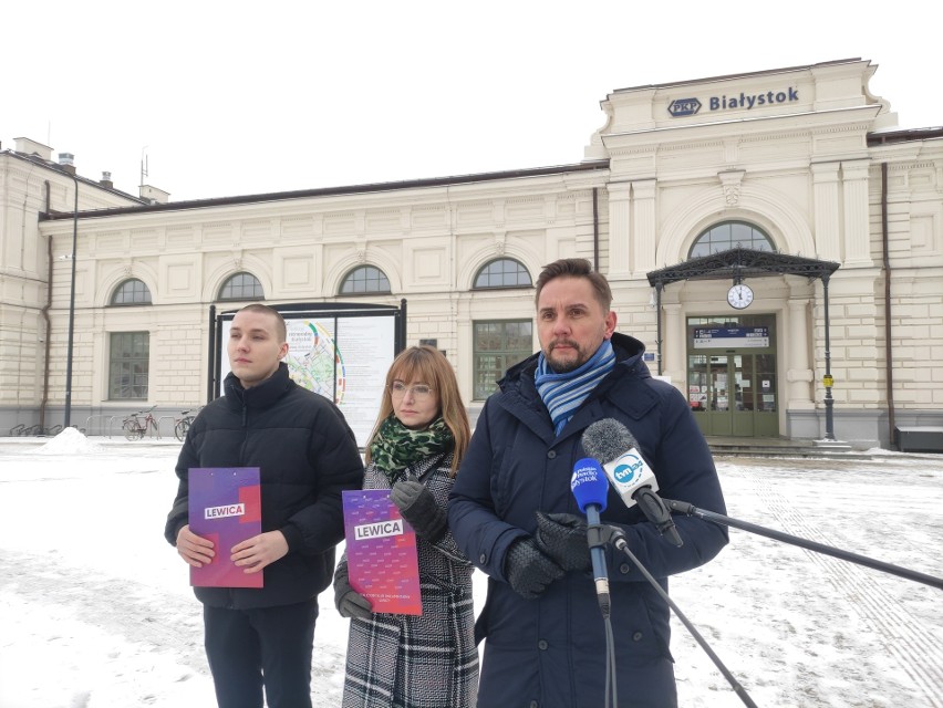 Konferencja odbyła się przed dworcem kolejowym w...