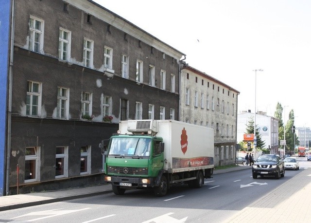 Ulicą Gdańską przejeżdża każdego dnia wiele ciężkich i bardzo głośnych pojazdów.