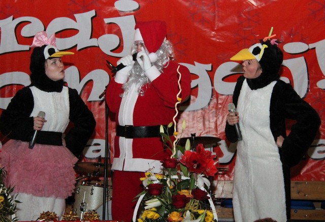 Sympatyczny brodaty święty Mikołaj po raz jedenasty zawitał do hali Centrum. Towarzyszyły mu „Pingwiny z zimowej krainy”. Wspólnie stworzyli muzyczne i taneczne trio, które bawiło wszystkich, którzy zgromadzili się pod sceną. Najmłodsi mogli liczyć na mnóstwo dodatkowych atrakcji - dmuchańce, wspólne zabawy, kiermasz świąteczny, malowanie twarzy czy fotobudki. Podczas imprezy wystąpili również laureaci konkursu Dąbrowskie Talenty, swój finał miała również akcja Młody Ekolog. W trakcie niedzielnego spotkania mikołajkowego stowarzyszenie Dar Serce przeprowadziło też zbiórkę pieniędzy, które przeznaczone zostaną na wyjazd w ramach „zielonych szkół” dla uczniów z najuboższych rodzin. – Każdy może przyczynić się do tego, by na twarzach dzieci zagościł uśmiech. W sumie zebraliśmy już przez dziesięć lat 150 tysięcy złotych, dzięki którym udało się zorganizować mnóstwo wyjazdów na zielone szkoły dla tych dzieci, które potrzebują naszego wsparcia. W tym roku wyjechało około pięćdziesięciu dzieci. Na razie mamy zebranych 17 tysięcy złotych, ale wiem, że to nie koniec i że cały czas będą się wypełniać puszki wolontariuszy – mówiła Dagmara Molicka, dyrektor Centrum Sportu i Rekreacji w Dąbrowie Górniczej. Głównym organizatorem Graj i Pomagaj jest bowiem właśnie Centrum Sportu i Rekreacji. POLECAMY PAŃSTWA UWADZE:Tak wygląda Maluch dla Toma Hanksa. Jest cudny i biały ZDJĘCIAMAYDAY Katowice Spodek 2017 ZDJĘCIA + WIDEOCzy dostałbyś się do policji? PRAWDZIWE PYTANIA TESTU MULTISELECTZnasz język śląski? Przetłumacz te zdania QUIZ JĘZYKOWY IIMagazyn informacyjny Dziennika Zachodniego tyDZień