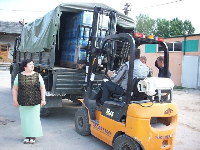 Transport żywności przygotowywany dla powodzian w Sandomierzu.
