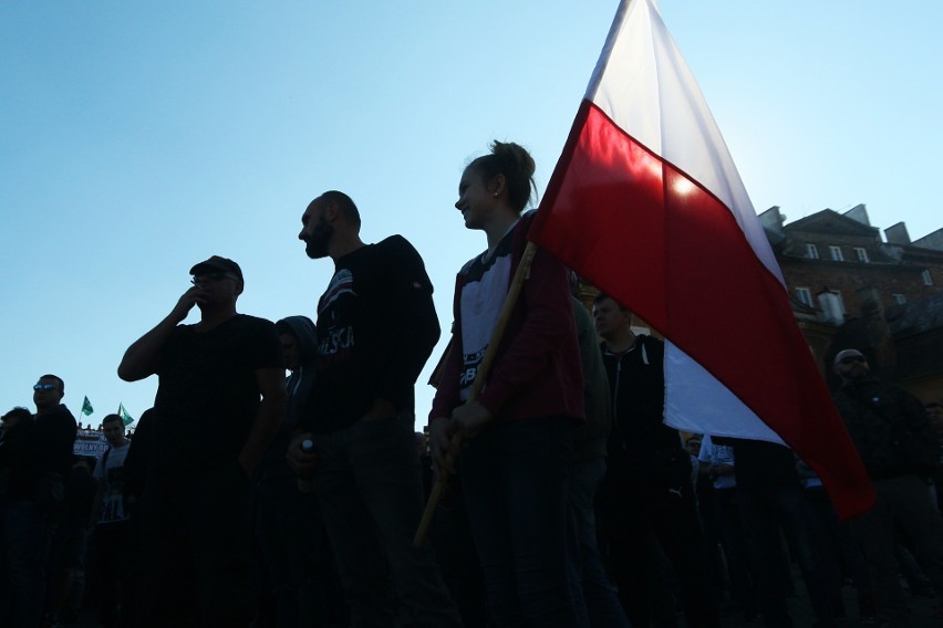 Marsz Równości w Lublinie. Policja podsumowuje: W naszą stronę leciały butelki i kamienie (ZDJĘCIA, WIDEO)