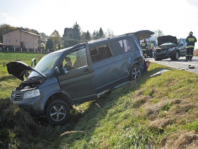 Dwa volkswageny zderzyły się na DK 77. Trzy osoby lekko ranne [ZDJĘCIA, WIDEO]